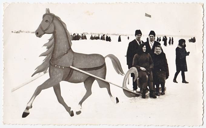 Sartų žirgų lenktynės. Pirmoje eilėje iš kairės: Marytė Petkevičienė ir Elena Maldutytė-Krivickienė, už jų stovi: Vladas Krivickas ir Petras Petkevičius